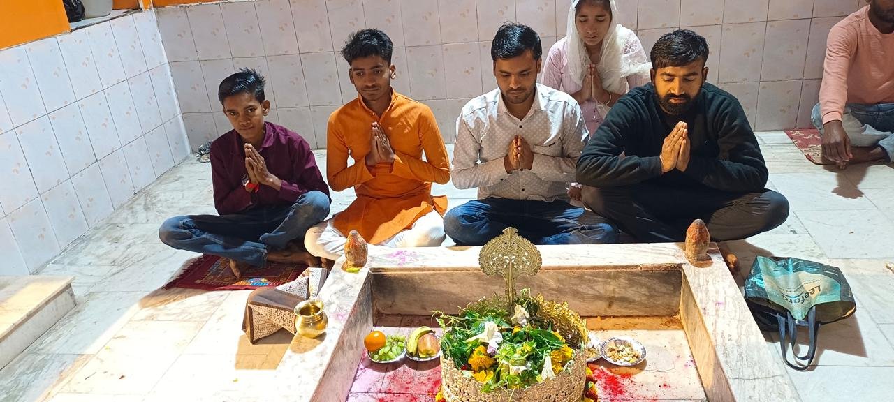 श्रद्धालुओं ने शिवालयों पर किया हर हर महादेव जयघोष के साथ किया जलाभिषेक