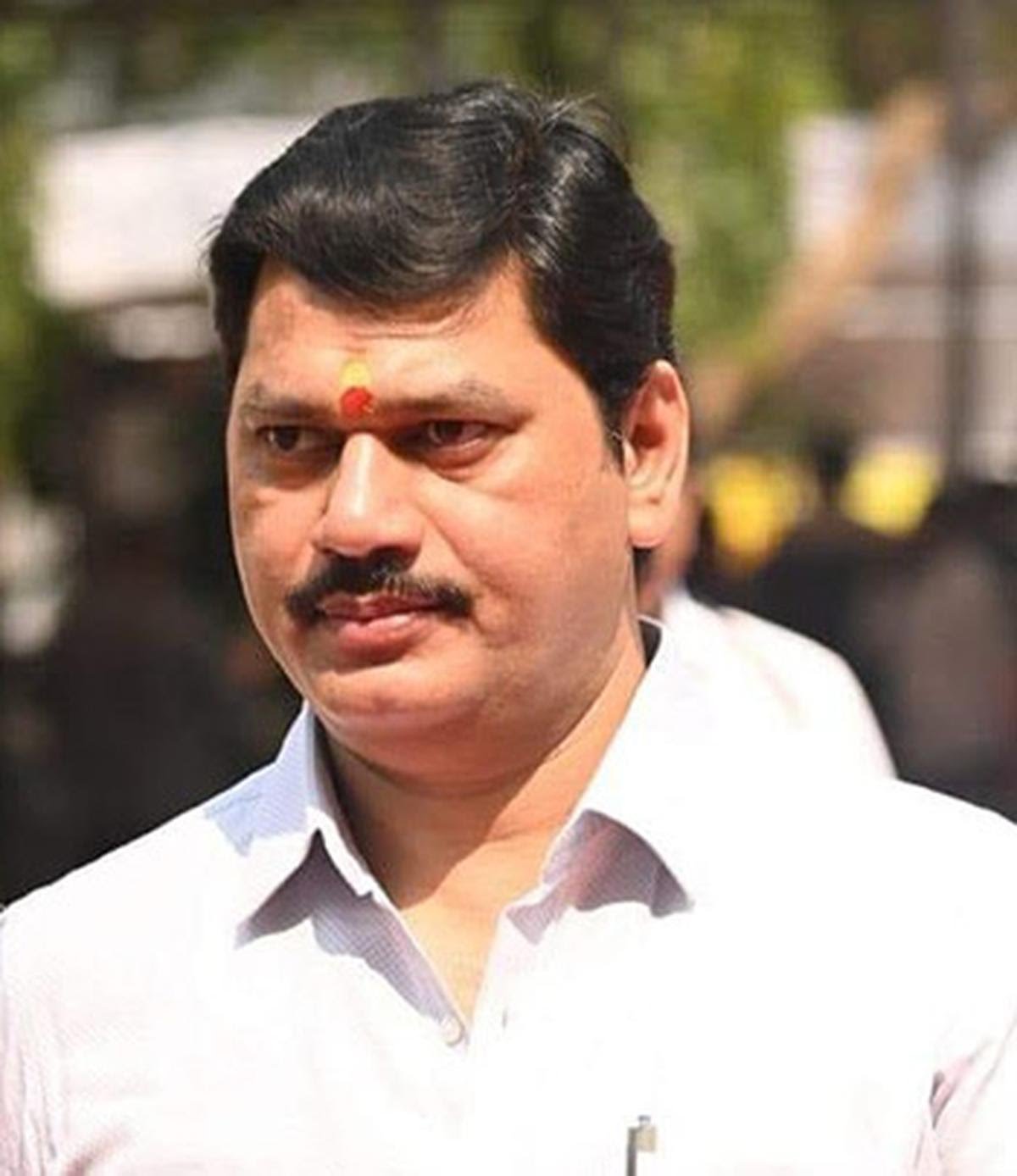 महाराष्ट्र के मंत्री और NCP नेता धनंजय मुंडे को ‘बेल्स पाल्सी’ नामक बीमारी है