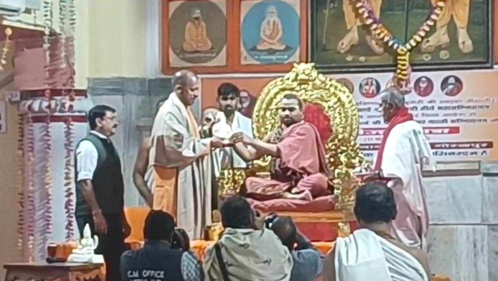 जगतगुरु शंकराचार्य ने योगी आदित्यनाथ को सम्मानित किया