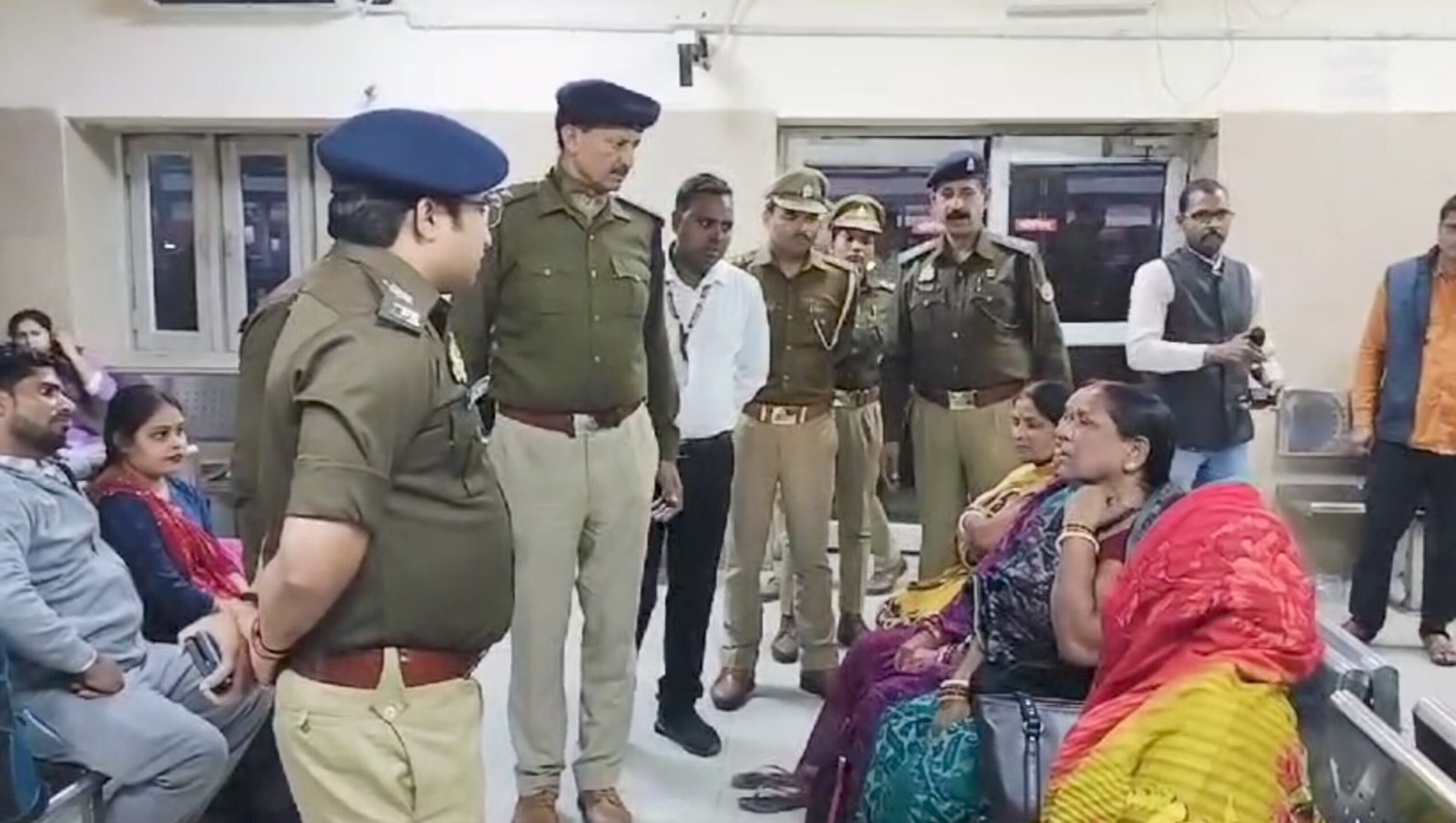 गोरखपुर रेलवे स्टेशन पर सुरक्षा व्यवस्था की पड़ताल, एसपी जीआरपी संदीप कुमार मीणा ने दिए कड़े निर्देश
