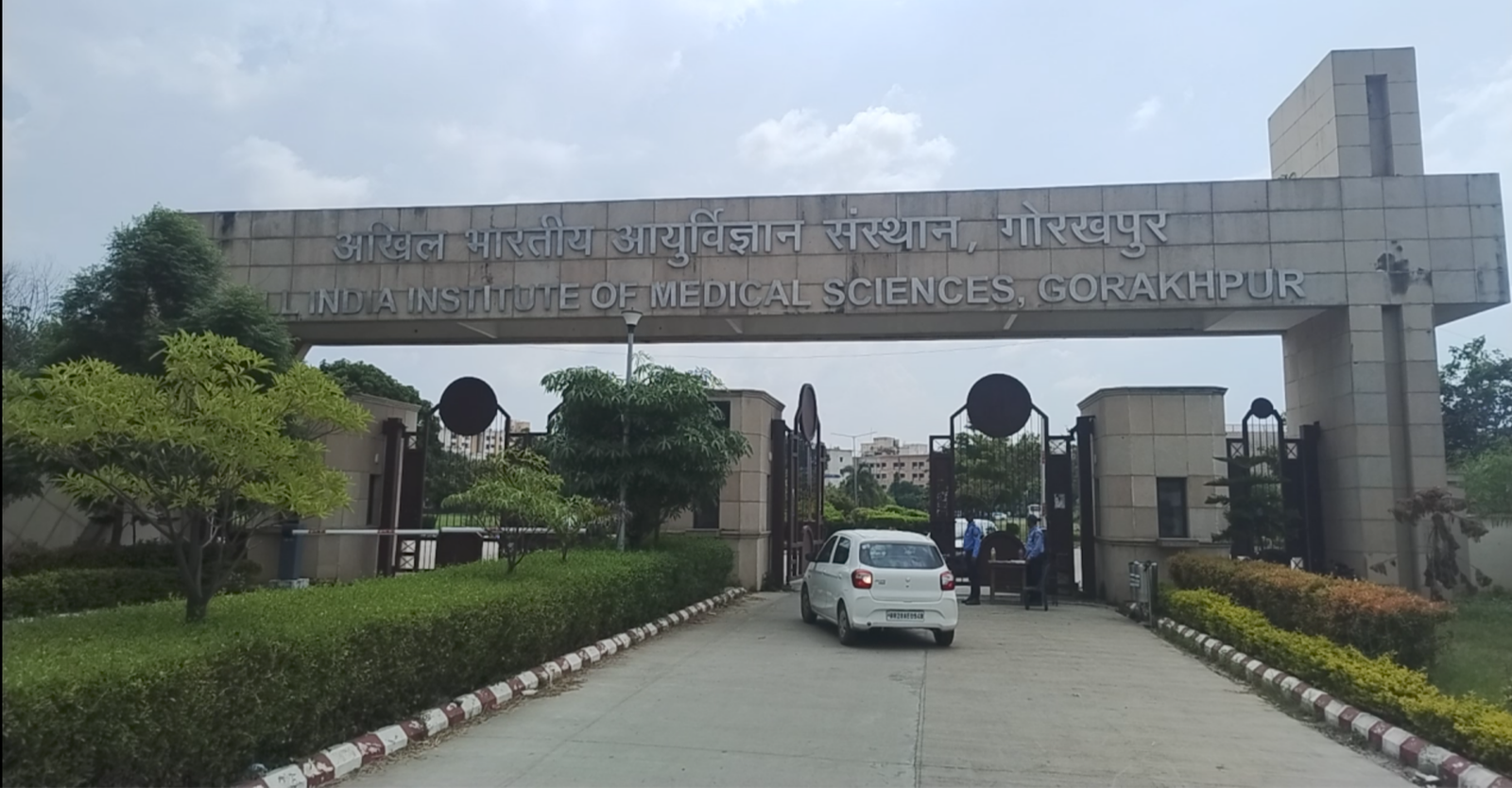 एम्स गोरखपुर में हुआ 8 किलो के दुर्लभ ट्यूमर (सारकोमा) का सफल ऑपरेशन