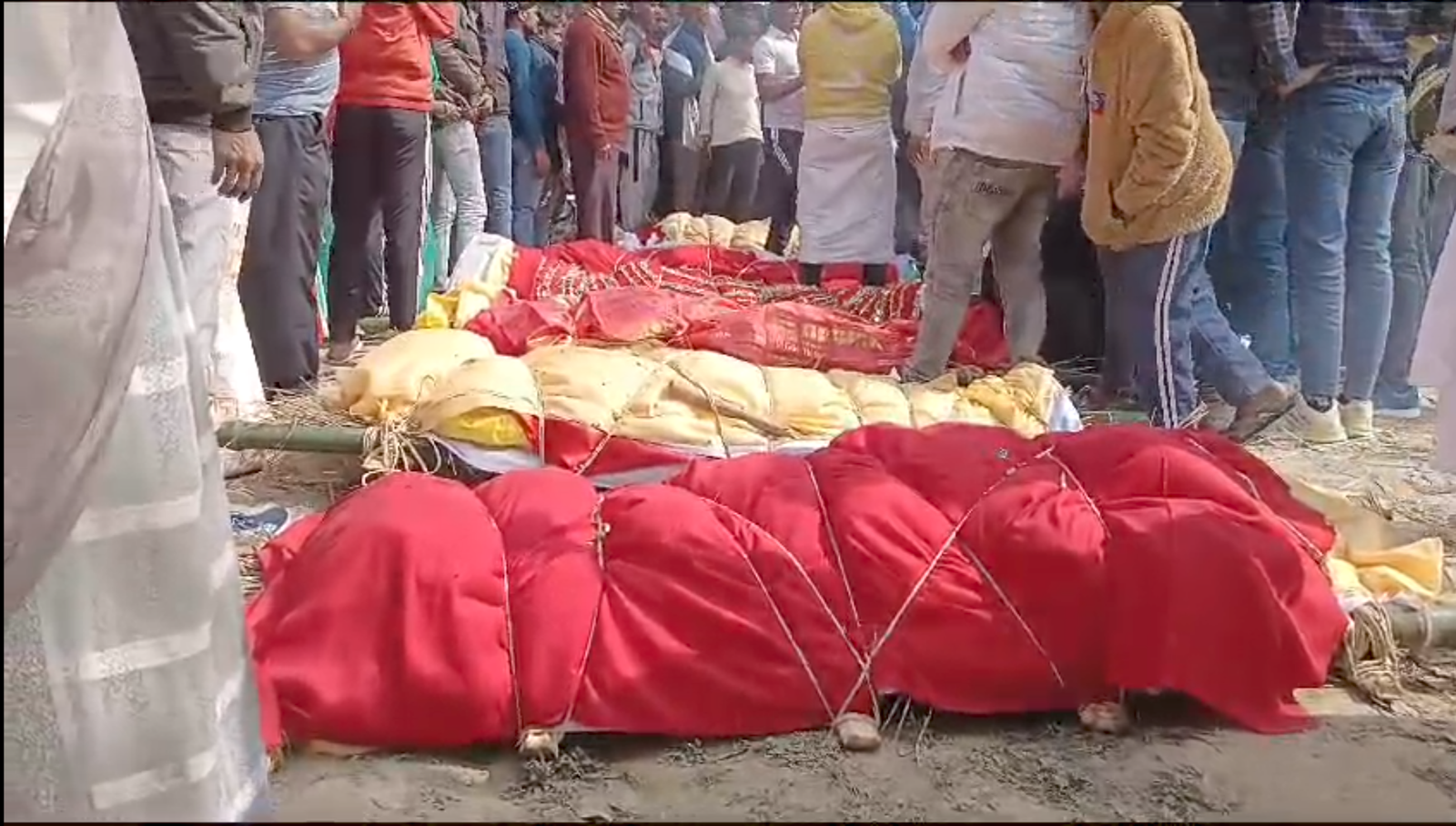 परिजनों और ग्रामीणों ने मृतकों के शवों को रोड पर रखकर मार्ग को किया जाम