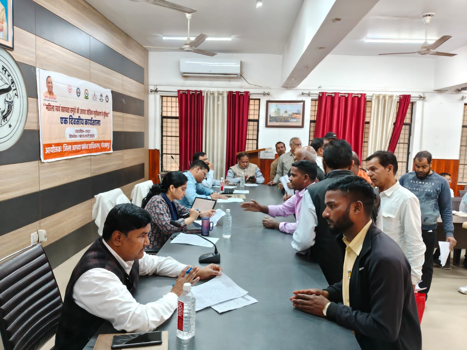 अधिकारी गण जन समस्याओं के प्रति संवेदनशील होकर समस्याओं का जमीनी स्तर पर निस्तारण सुनिश्चित करें – ज्वॉइंट मजिस्ट्रेट