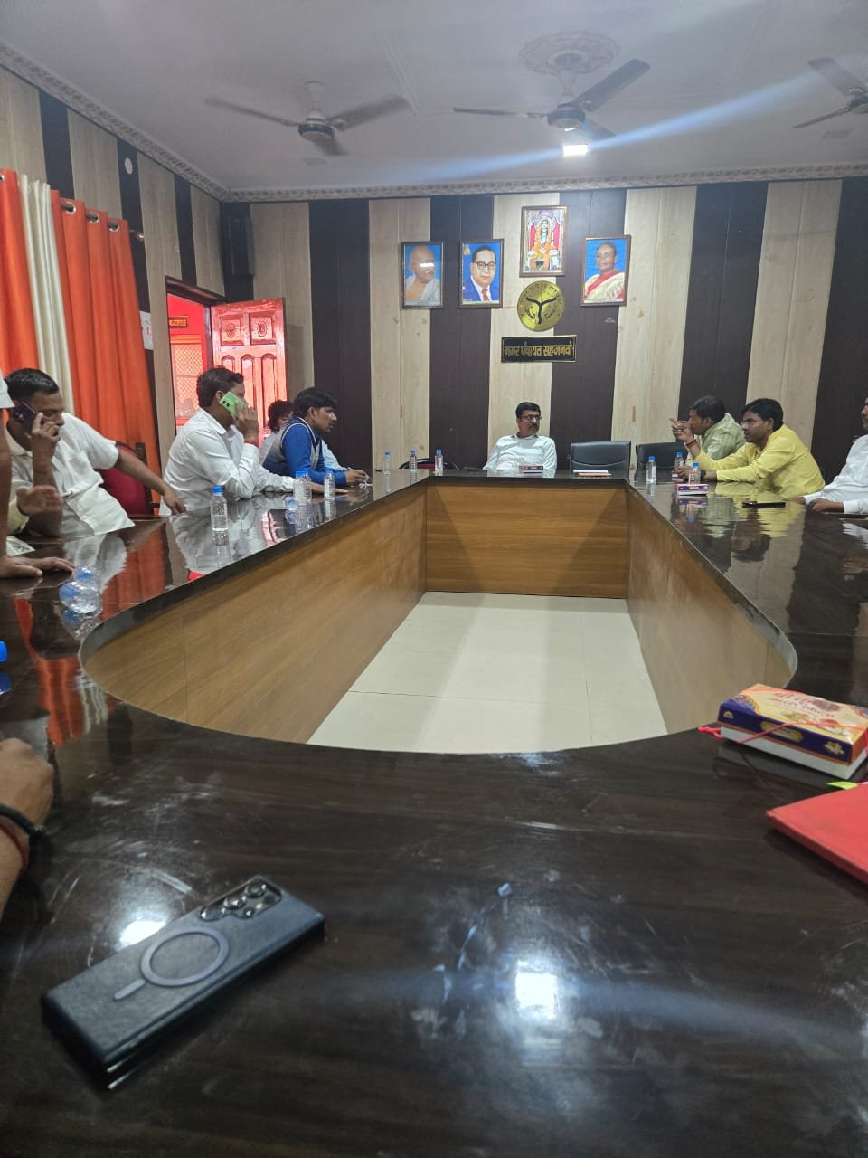 सभासदों ने तिरंगा लाइट खरीद में किए गए धांधली को लेकर चेयरमैन से मिले