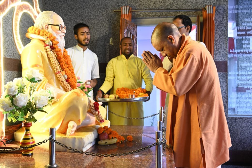 मुख्यमंत्री पहुंचे गोरखपुर, कल करेंगे ब्याज मुक्त लोन का वितरित