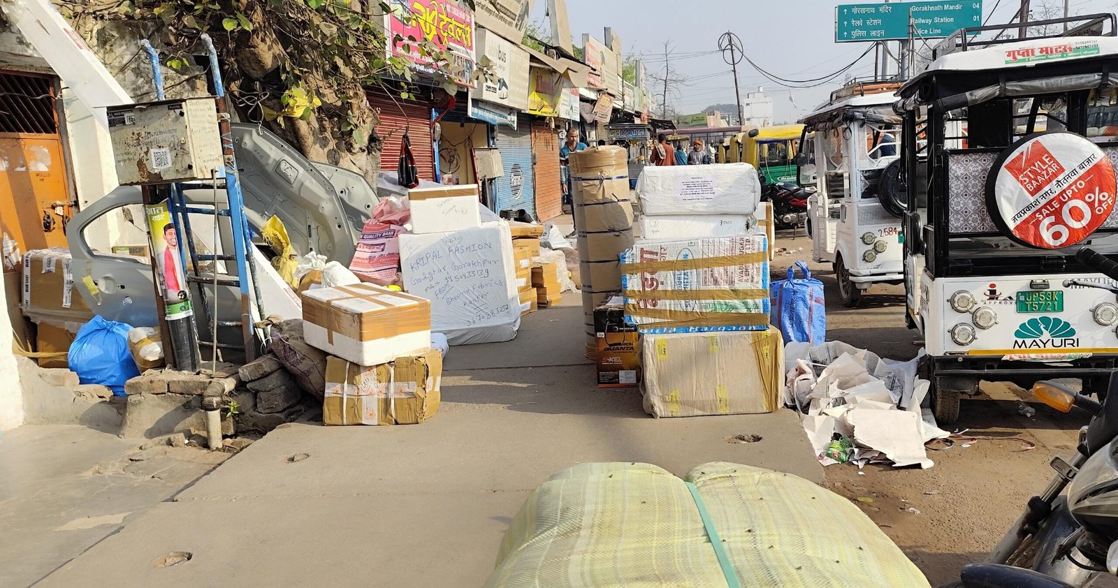 रेलवे बस स्टैंड पर अवैध सामानों, लगेजों का लगा अंबर