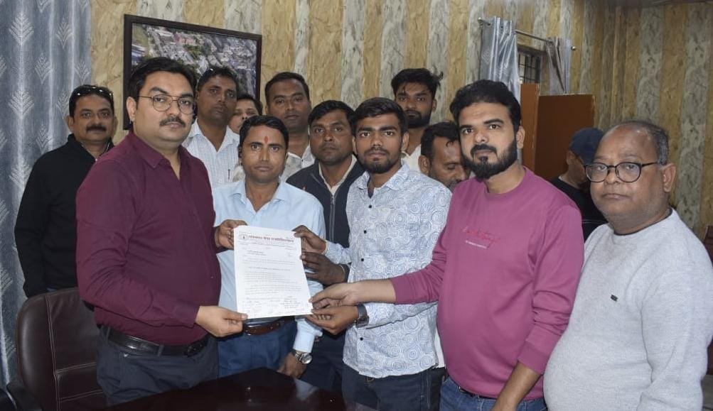 सीतापुर में पत्रकार की हत्या के विरोध में एडीएम एफआर विनीत सिंह को सौंपा ज्ञापन