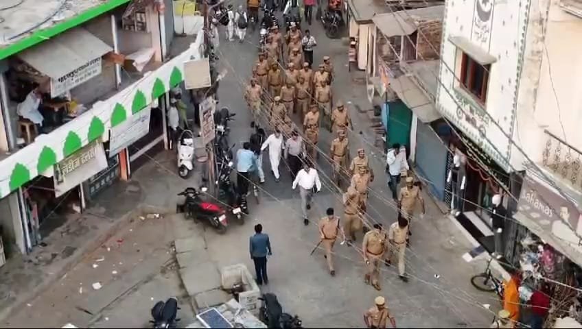 एसएसपी ने पिपराइच कस्बे में किया फ्लेग मार्च ड्रोन कैमरे से की निगरानी
