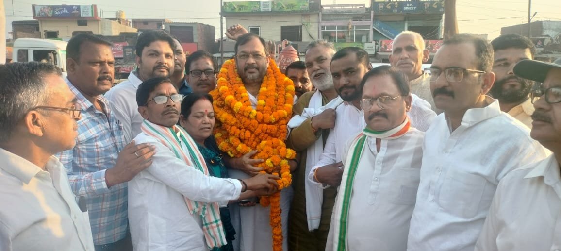 काग्रेस राष्ट्रीय सचिव का कार्यकर्ताओं ने फूलमालाओं से किया स्वागत