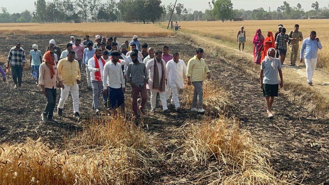 शार्ट सर्किट से गेहूं की फसल जलने वाले पीड़ित किसानों ने की मुलाकात