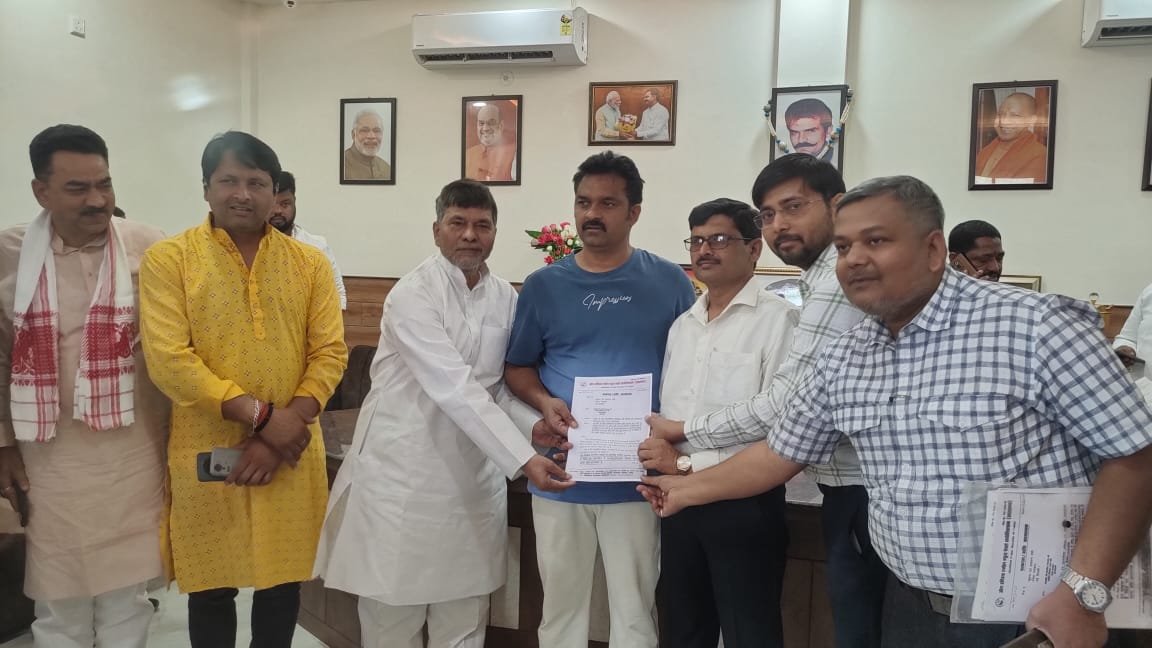 ऑल इंडिया स्माल न्यूज पेपर्स ऐसोसिएशन (आइसना) के प्रतिनिधिमंडल ने केंद्रीय राज्य मंत्री एवं सदर सांसद से मिलकर दिया ज्ञापन