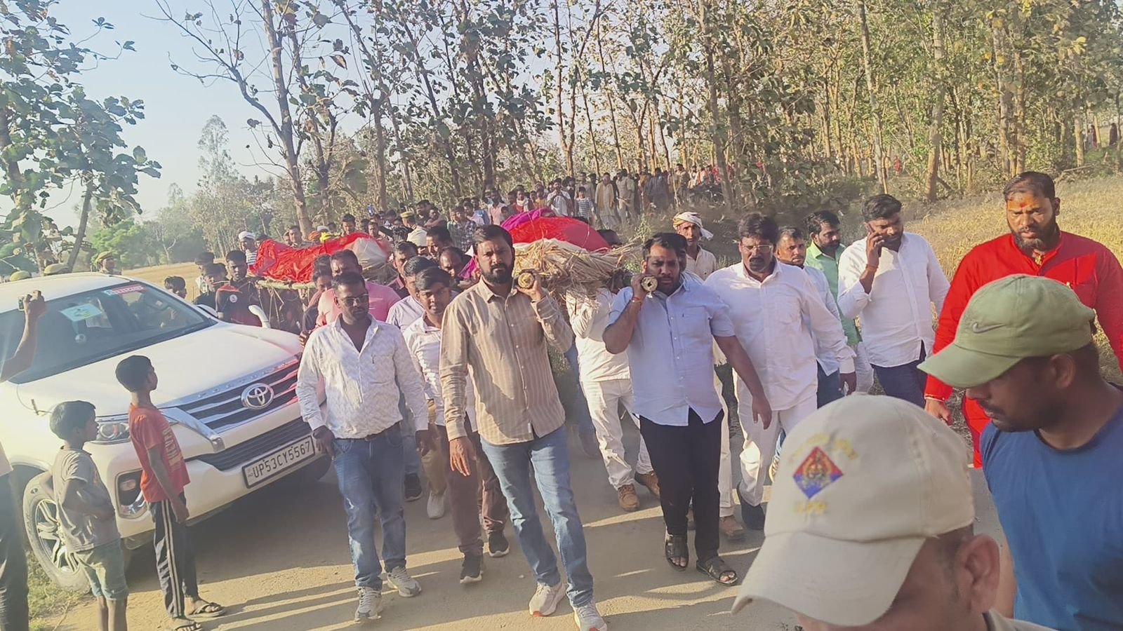 समाजवादी पार्टी के सुल्तानपुर के सांसद को ग्रामीणों ने मुर्दाबाद नारा लगाकर वापस भेजा