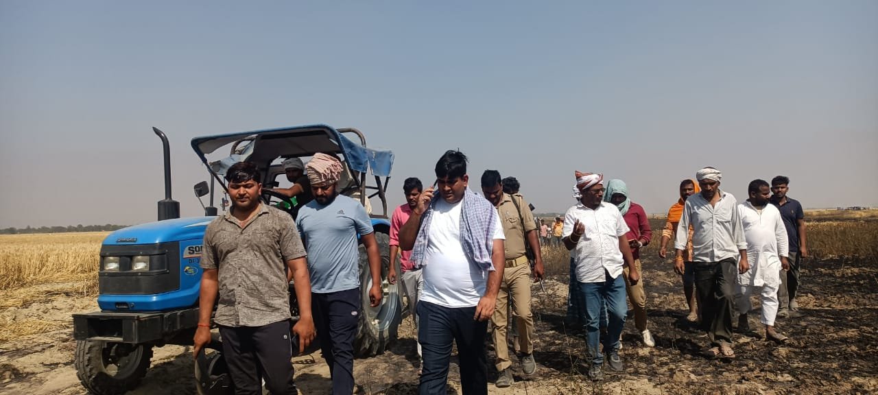 अज्ञात कारणों से लगीं आग 150 एकड़ खेत में खड़ी गेंहू की फसल जल कर हुई राख