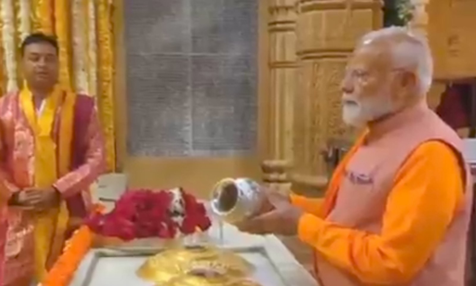 प्रधानमंत्री नरेन्द्र मोदी ने अपने गृह राज्य गुजरात की 3 दिवसीय यात्रा के दूसरे दिन रविवार को गिर सोमनाथ जिले में स्थित मंदिर में पूजा-अर्चना की
