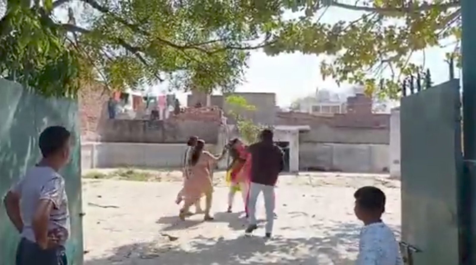 बरसाने की लट्ठमार होली से पहले आगरा में महिला शिक्षकों की लठ्ठम-लट्ठा
