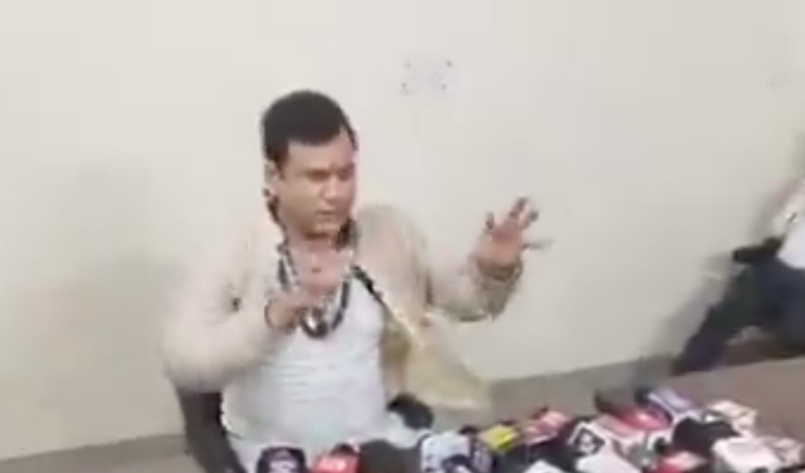 गाजियाबाद में BJP विधायक नंदकिशोर गुर्जर ने फटे कुर्ते में प्रेस कॉन्फ्रेंस में कहा 