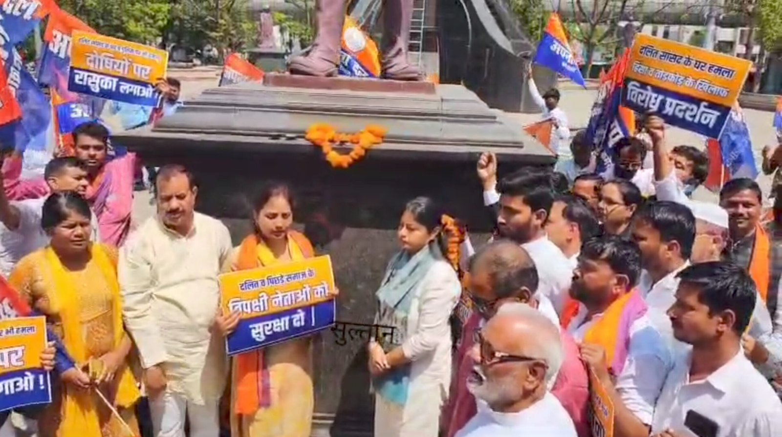 लखनऊ में अपना दल कामेरावादी ने किया प्रदर्शन