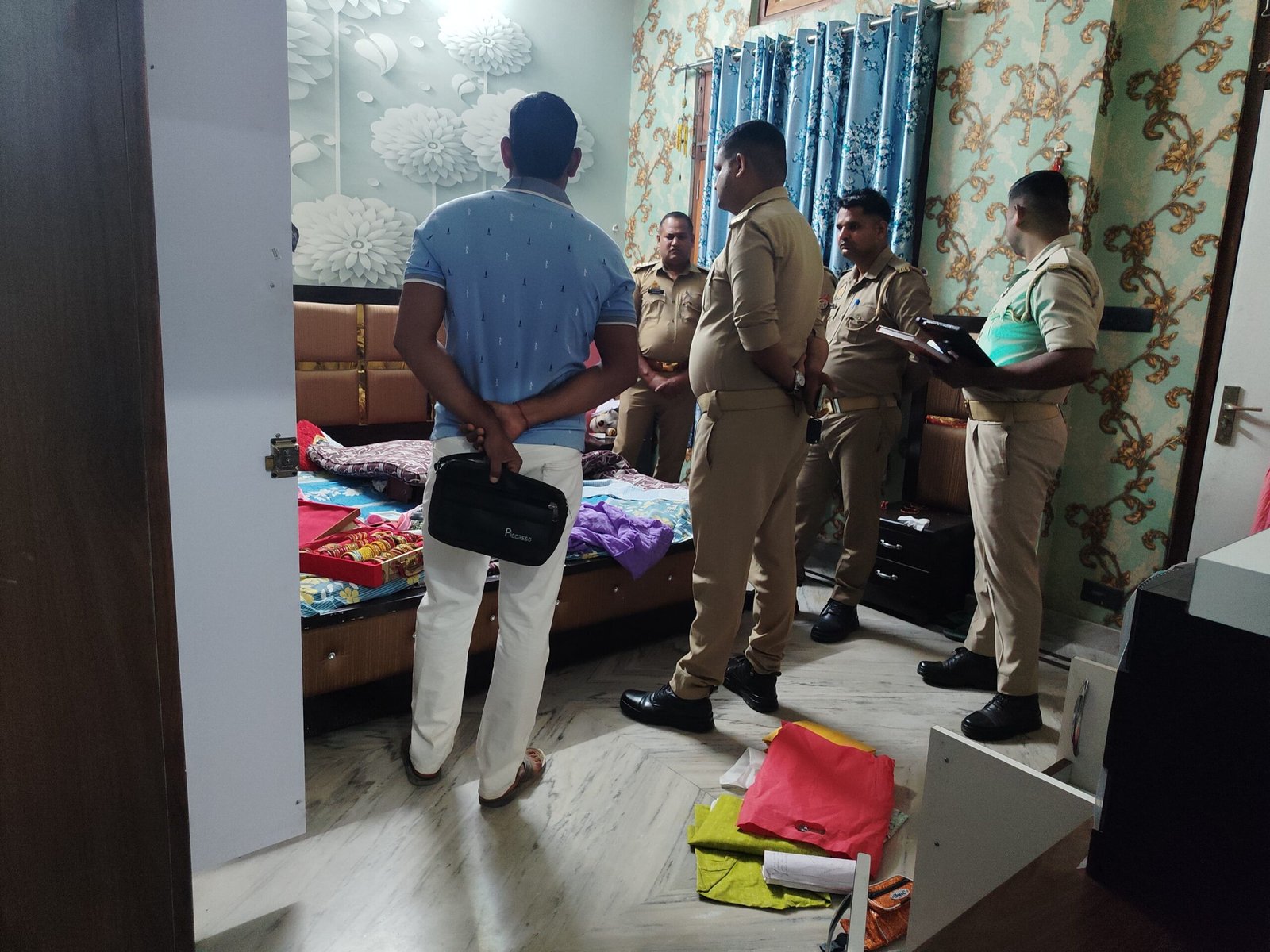 चोरों ने खिड़की का ग्रील तोड़कर नकदी और लाखों के जेवर की चोरी