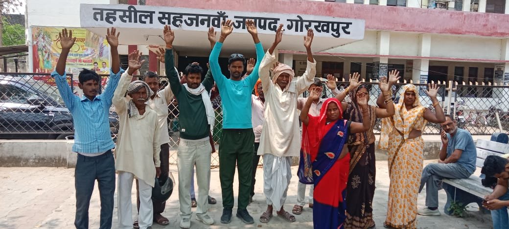 पोखरे की भूमि पर अवैध कब्जा, ग्रामीणों ने किया प्रदर्शन सौंपा ज्ञापन