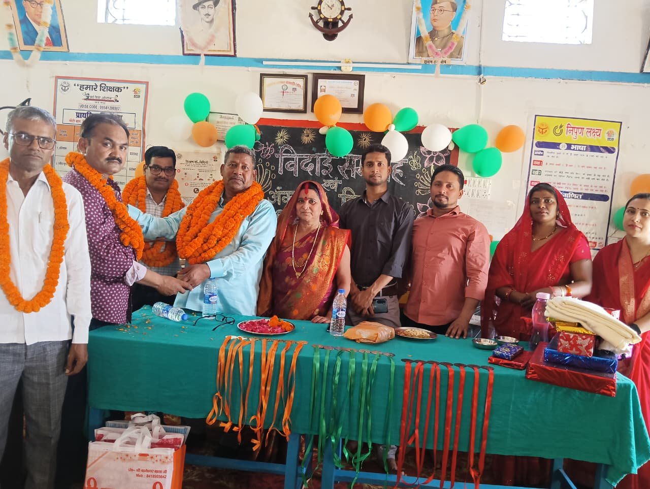 सेवानिवृत शिक्षकों की विदाई, बच्चें हुए सम्मानित