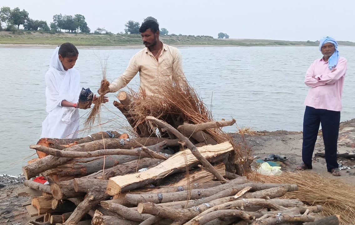 सौतेली साजिश ने छीनी लक्ष्मण पाठक की जिंदगी, मासूम बेटी ने दी मुखाग्नि, कांप उठी इन्सानियत !