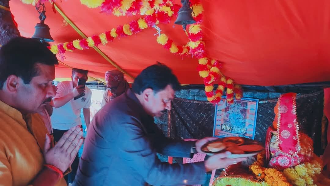 कुशीनगर सांसद विजय दुबे ने हनुमान जयंती के अवसर पर भंडारे व पूजन अर्चन में भाग लिया