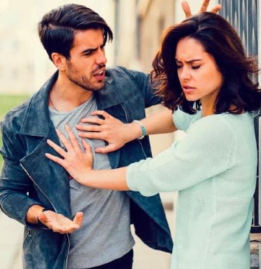 गर्लफ्रेंड ने बदमाशों को सुपारी देकर हड्डियां चटकवा दी