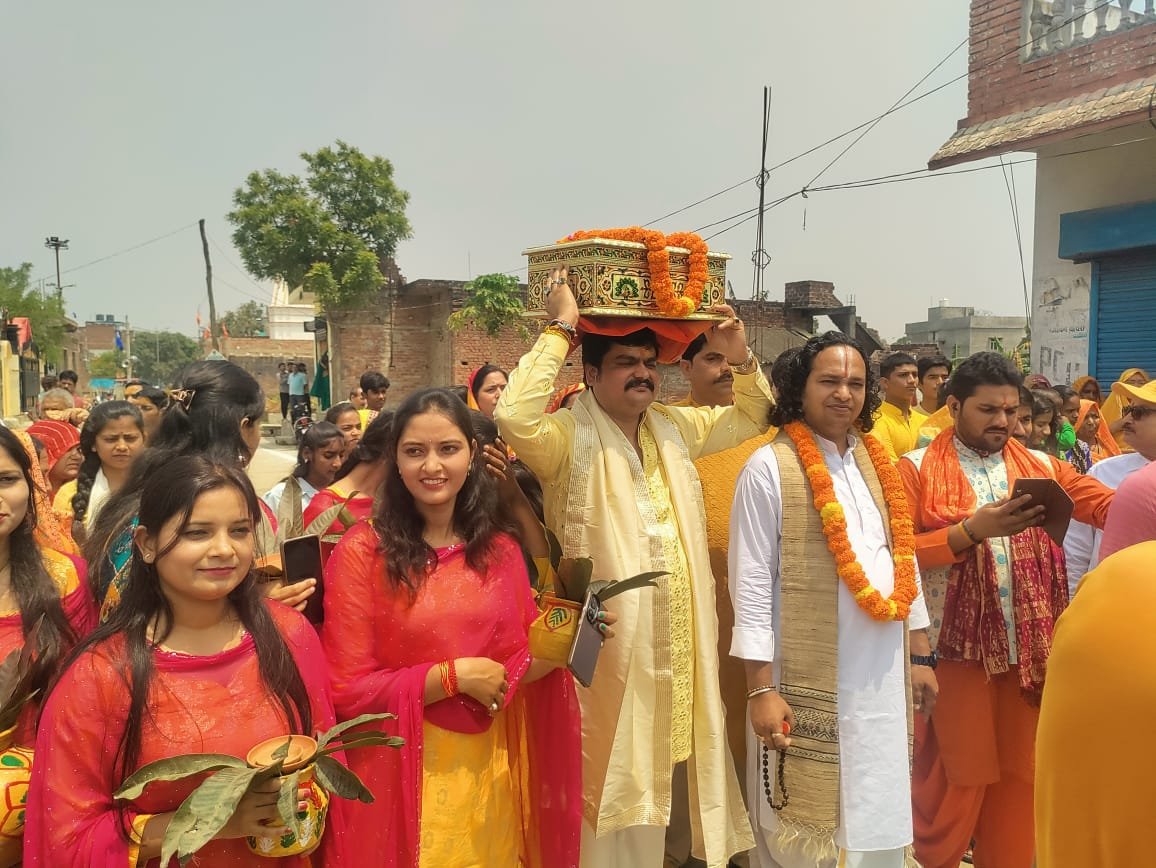 भव्य रूप में निकाली गई कलश यात्रा, सभी कथाओं में सर्वश्रेष्ठ कथा है भगवतकथा–स्वामी धरणीधर
