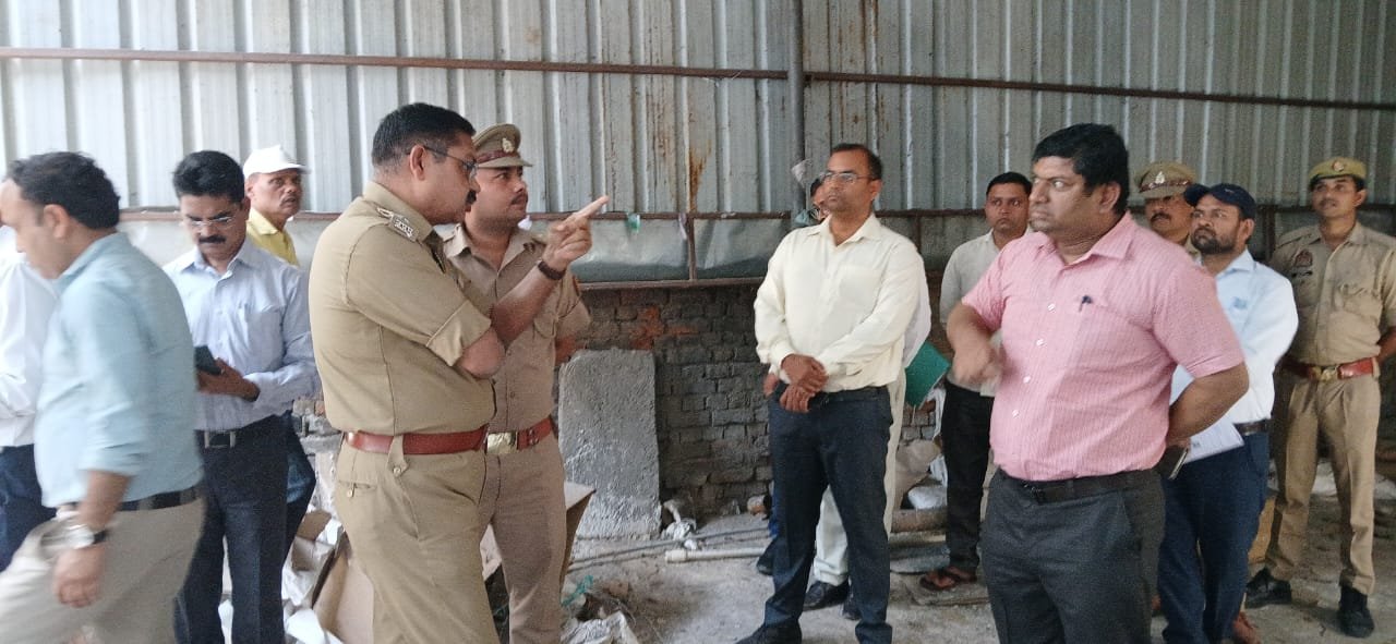 अवैध रूप से संचालित हो रहा था फैक्ट्री, जांच करने पहुंची 6 सदस्यीय टीम