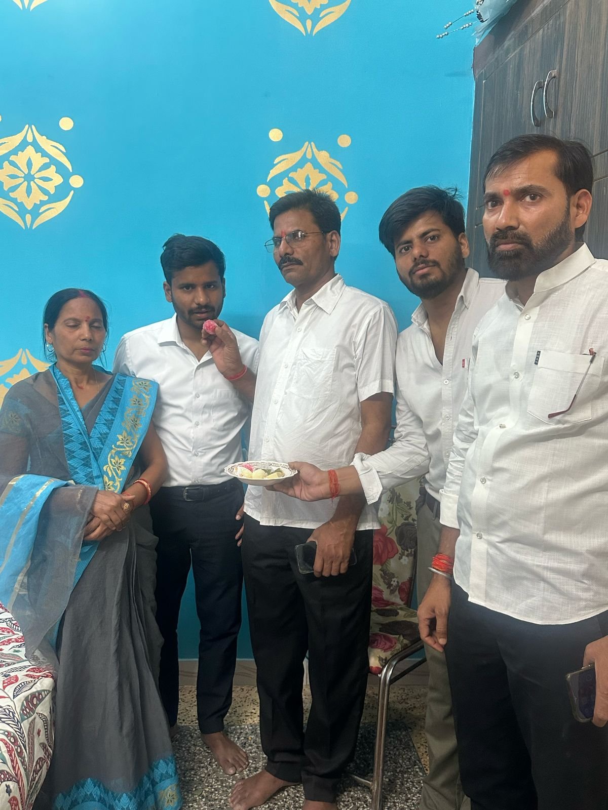सहजनवा के भीटनी निवासी सुमित सिंह का सिविल सर्विसेज में चयन पर पूर्व चेयरमैन सहित अन्य ने दी बधाई