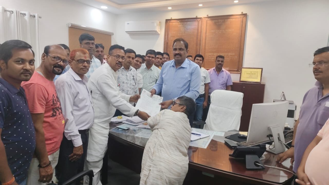 विनोद राय एसी कोच मैकेनिक की समस्याओं को लेकर के प्रमुख मुख्य विद्युत इंजीनियर से कर्मचारियों के साथ मुलाकात किया