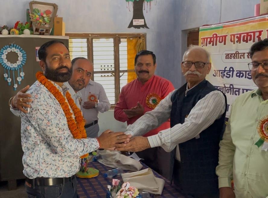 ग्रामीण पत्रकार एसोसिएशन तहसील सदर मे हुआ आईडी कार्ड वितरण एवं नव मनोनीत पदाधिकारीयों का हुआ सम्मान