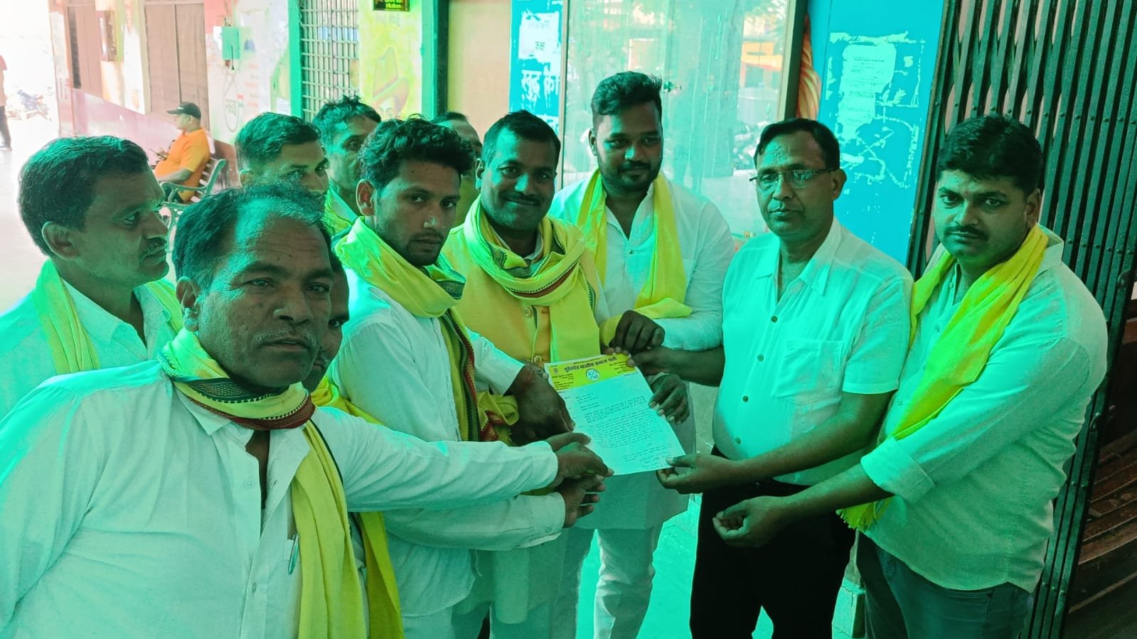 सुहेल देव पार्टी के कार्यकर्ताओं ने धन्यवाद ज्ञापन सौंपा