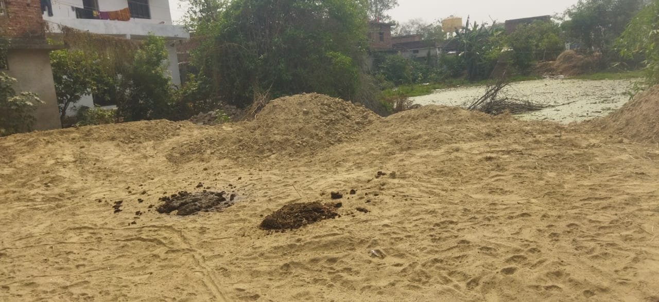 मजूरी खास में तालाब को पाट रहे भू माफिया, सीएम को पत्र दे कार्रवाई की मांग