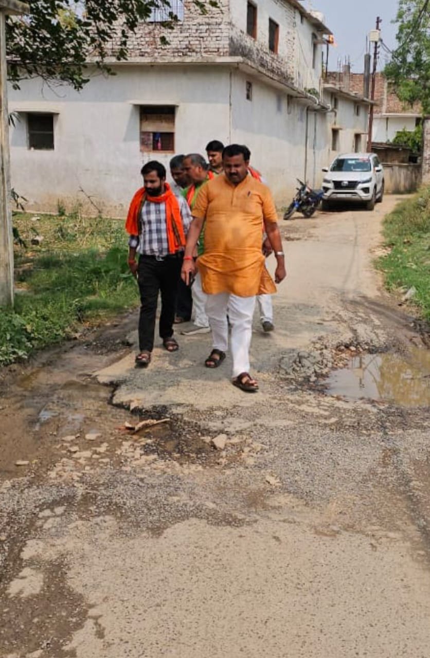विधायक ने रोड का किया निरीक्षण, एक्सईएन को दिया निर्देश