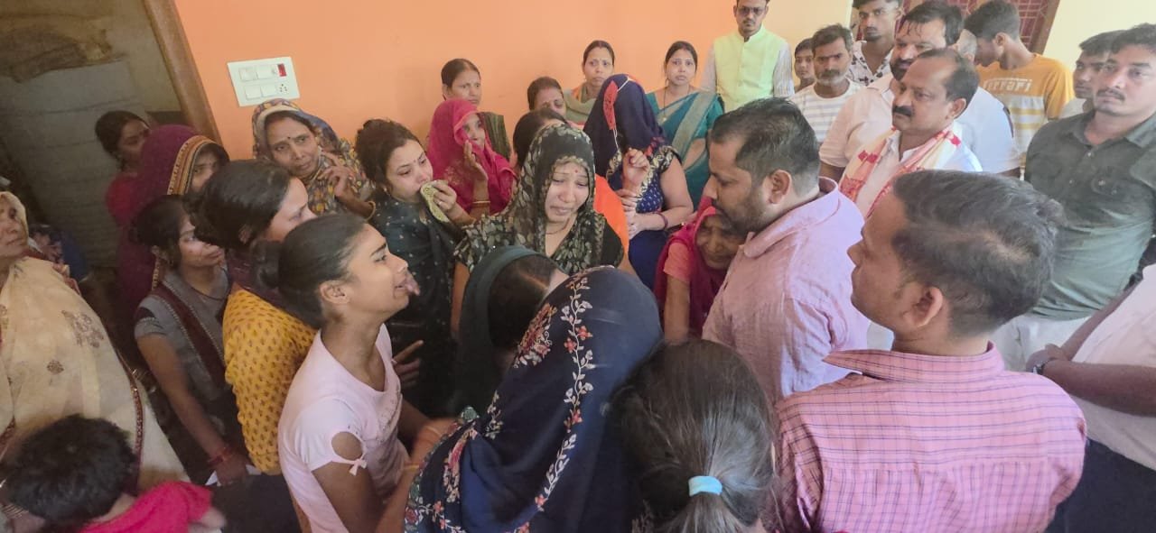 आकाशीय बिजली गिरने से मृतक युवक के परिजनों से मिले विधायक बढ़ाया ढाढस