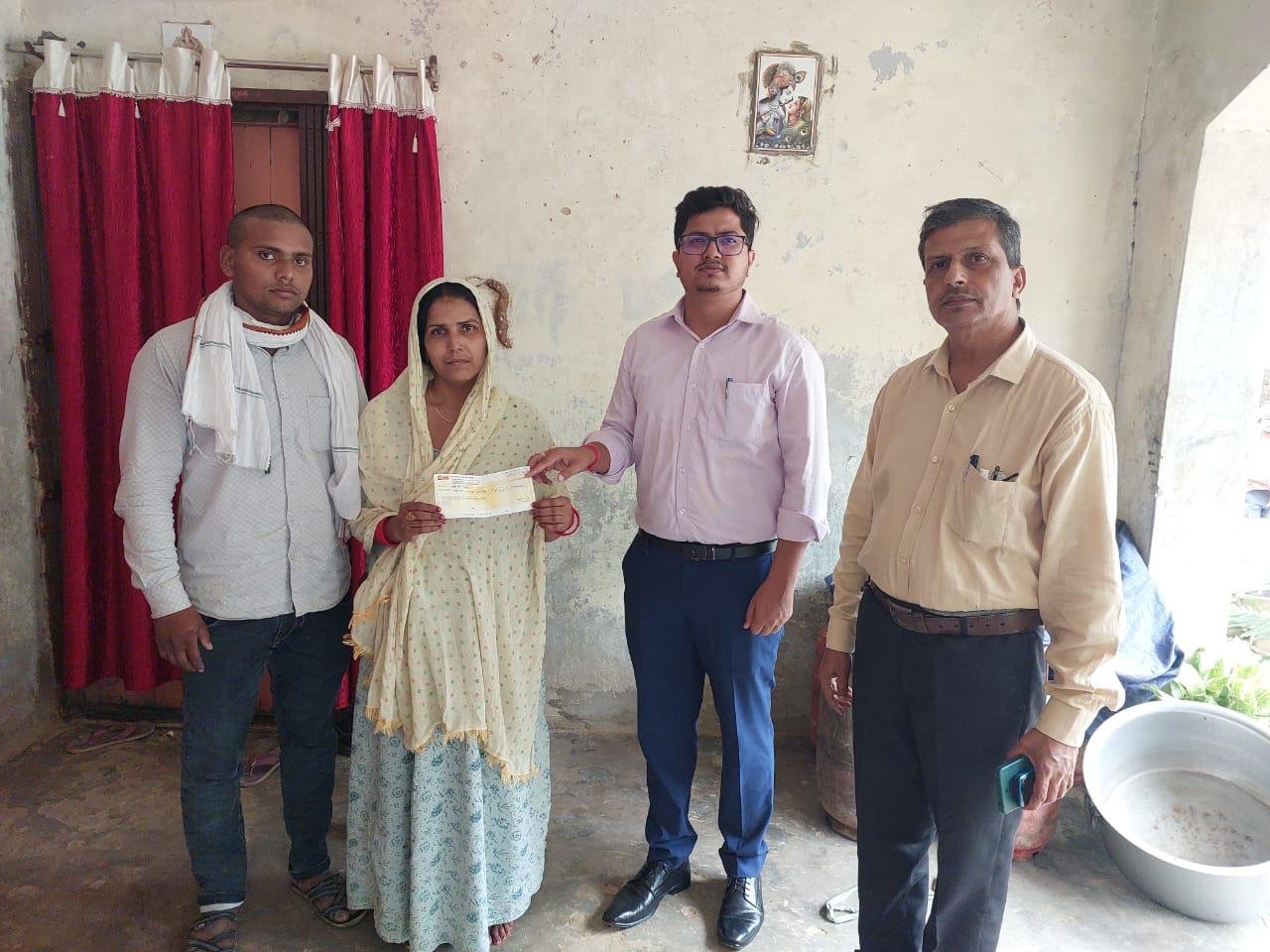 सीएम योगी ने दिया आर्थिक संबल, कृतज्ञ हुए पूर्व प्रधान के परिजन