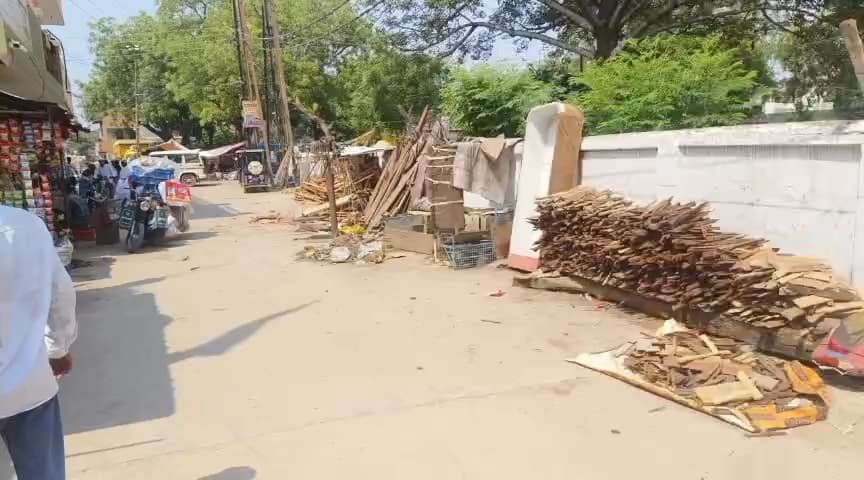 नगर निगम की सीसी रोड पर लकड़ी कारोबारियों का अवैध कब्जा, आवागमन बाधित