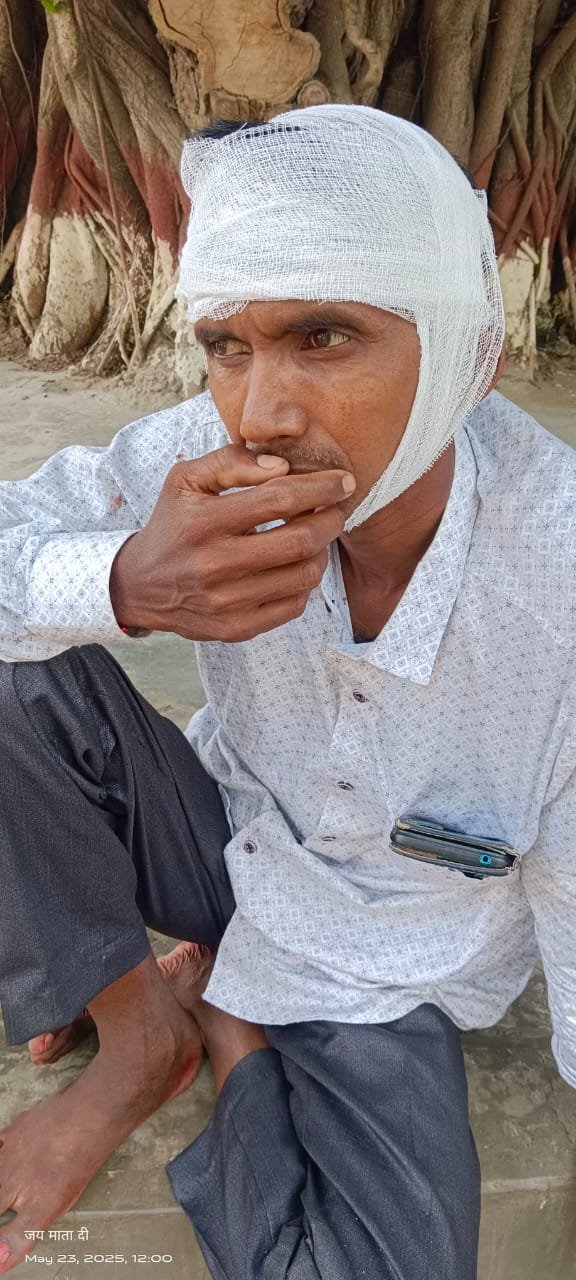 दूल्हें की कार में बैठने से मना करने पर बाराती ने दूल्हे सहित परिजनों को पीटा