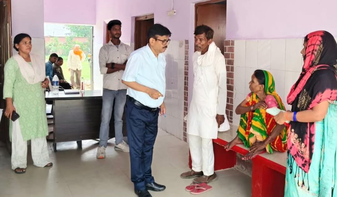 सीएमओ के निरीक्षण में पीएचसी से गायब मिले डॉक्टर से लेकर स्वीपर तक