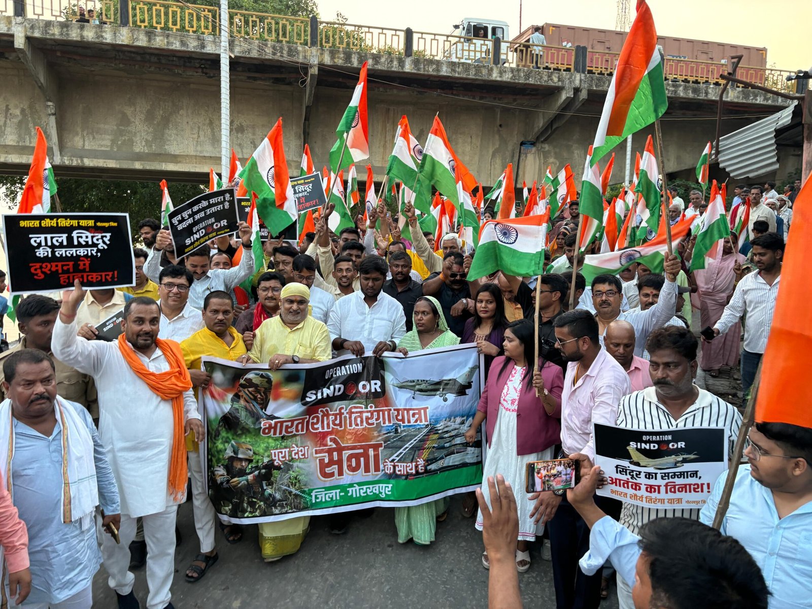 चिल्लूपार विधायक के नेतृत्व मे निकाली गई तिरंगा यात्रा