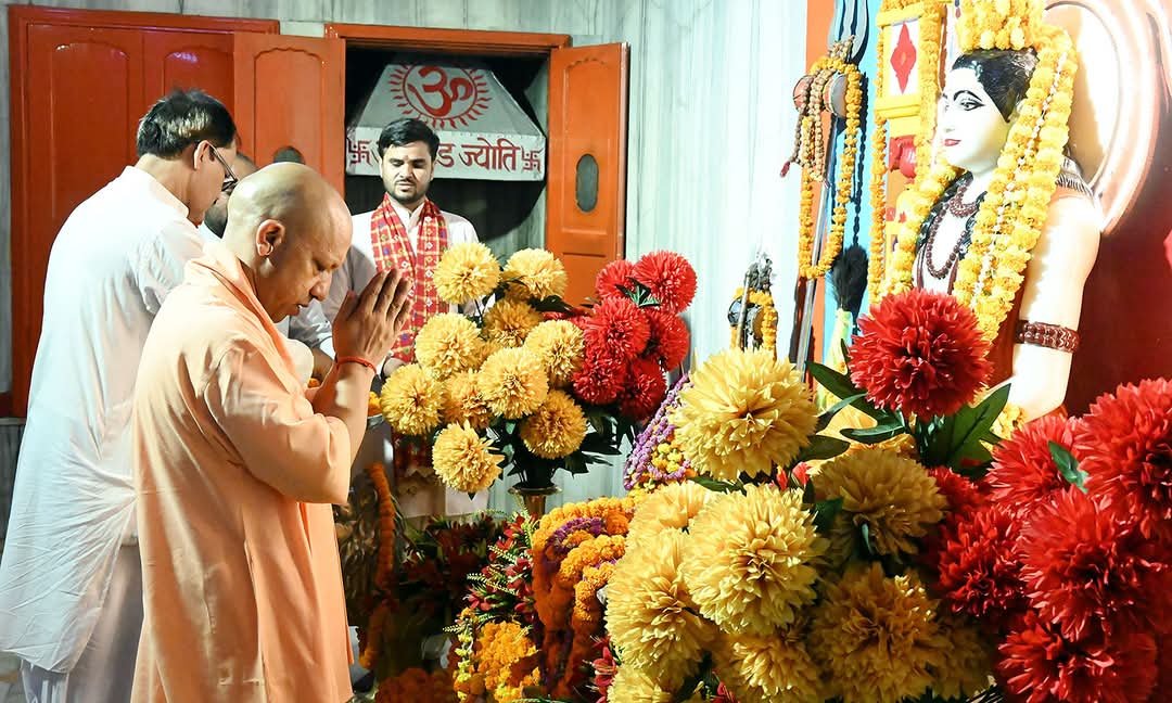 दो दिवसीय दौरे पर गोरखपुर पहुंचे सीएम योगी, कल सामूहिक विवाह कार्यक्रम में 1200 जोड़ों को देंगे आशीर्वाद
