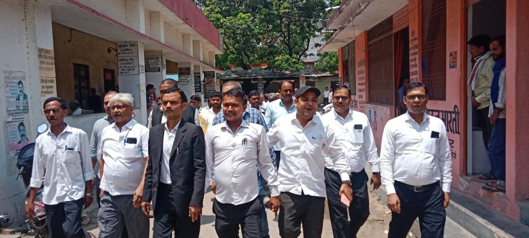 एसडीएम के खिलाफ हुंकार भरे अधिवक्ता, जमकर किया नारेबाजी