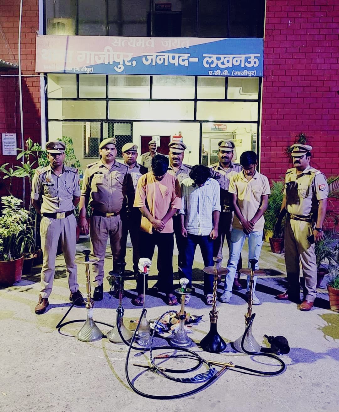 रेस्टोरेंट की आड़ में चल रहा था हुक्का बार थाना गाजीपुर पुलिस ने छापा मारा हुक्का सामग्री जब्त की