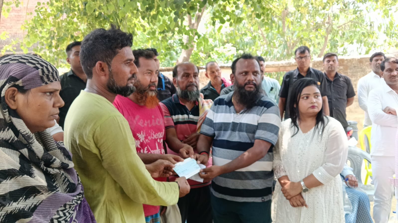 सड़क दुर्घटना में दो युवकों की मौत, एक गंभीर रूप से घायल, पीड़ित परिवार से मिलने पहुंचे जिला पंचायत सदस्य आलोक गुप्ता
