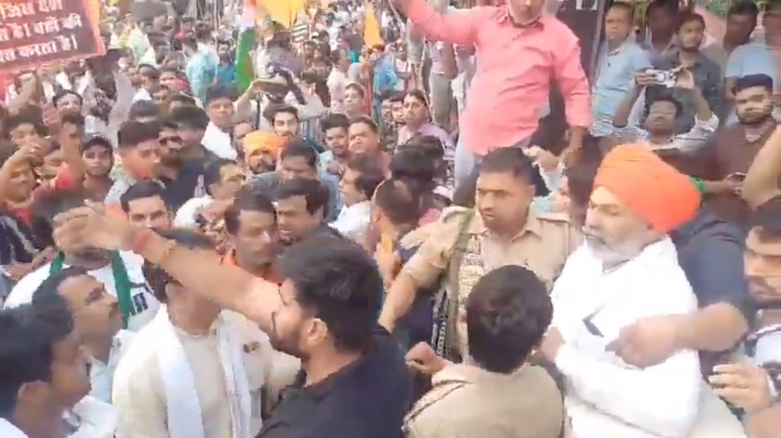 मुजफ्फरनगर में किसान नेता राकेश टिकैत का विरोध
