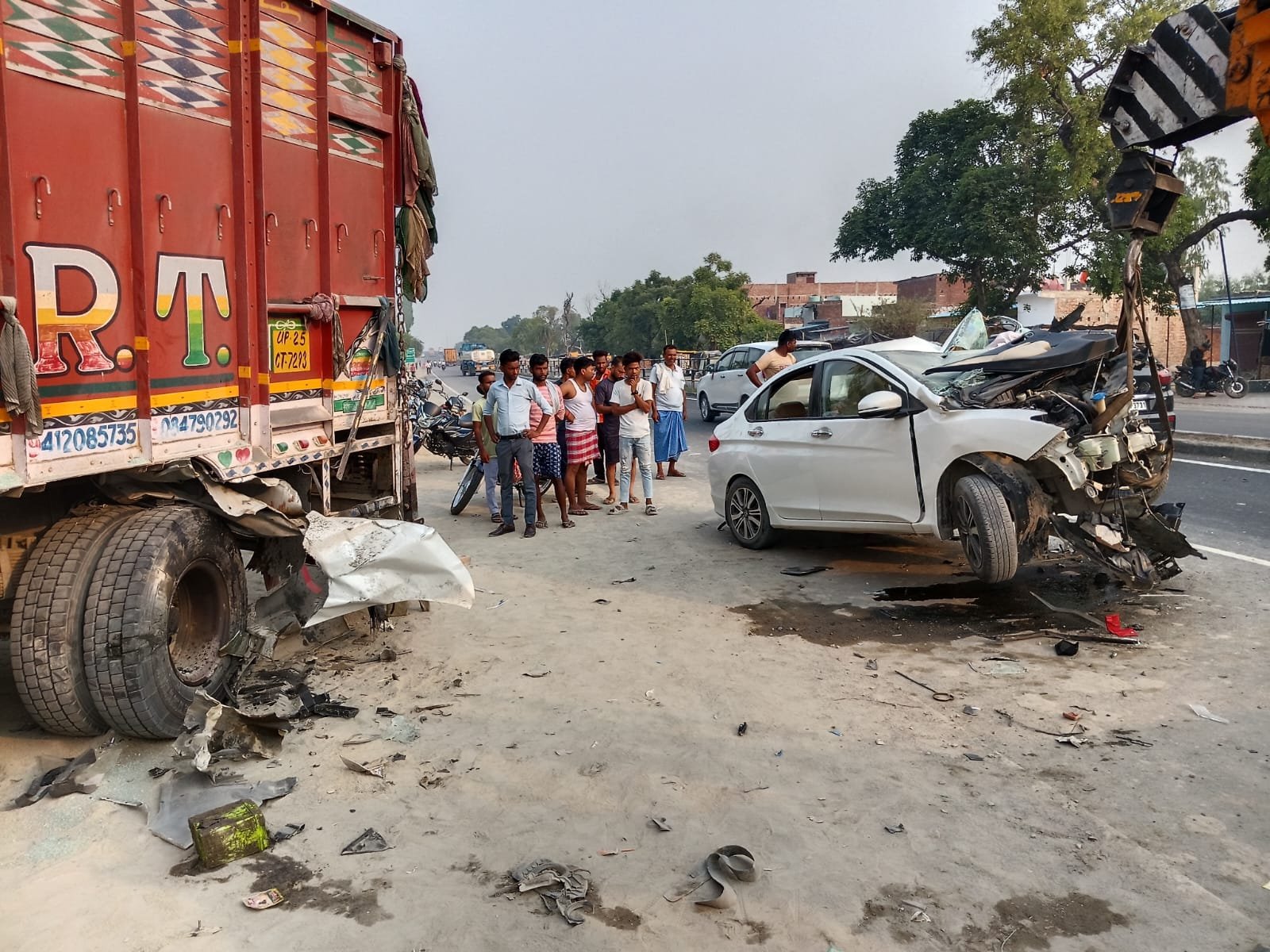 मार्ग दुर्घटना में डाक्टर समेत दो बच्चों की मौत महिला डॉक्टर की स्थिति अत्यधिक गंभीर