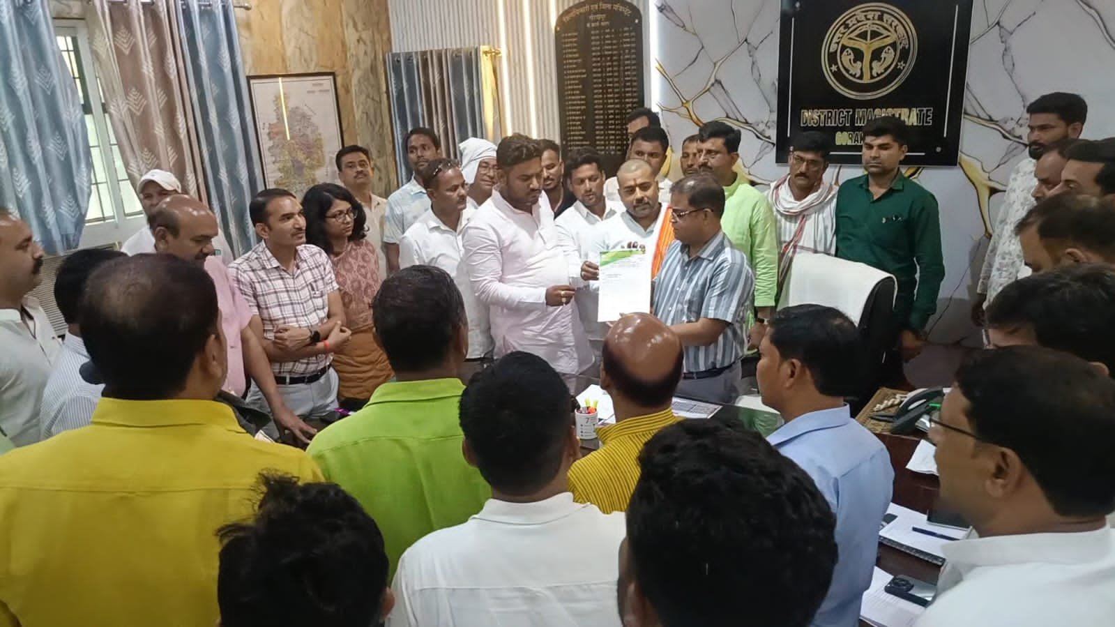 बांसगांव में सीओ पर जातिवादी व्यवहार का आरोप, प्रधानों ने डीआईजी को सौंपा ज्ञापन