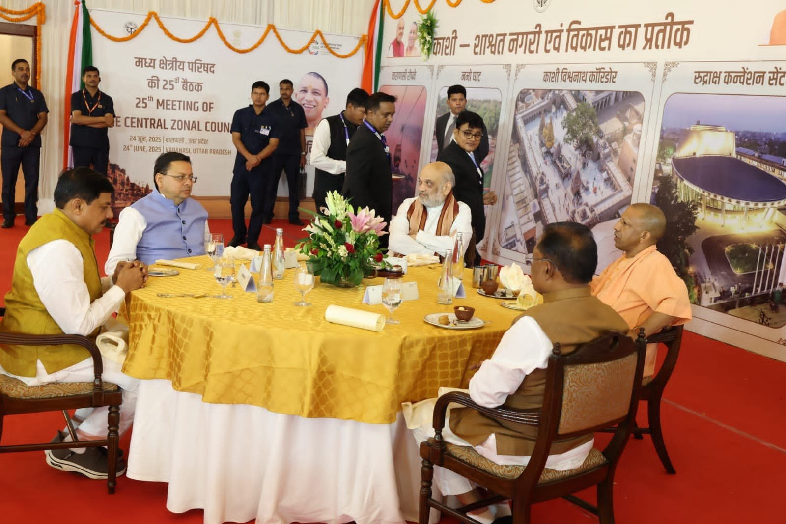वाराणसी में सीएम योगी का रात्रि भोज, अमित शाह और कई राज्यों के मुख्यमंत्री हुए शामिल
