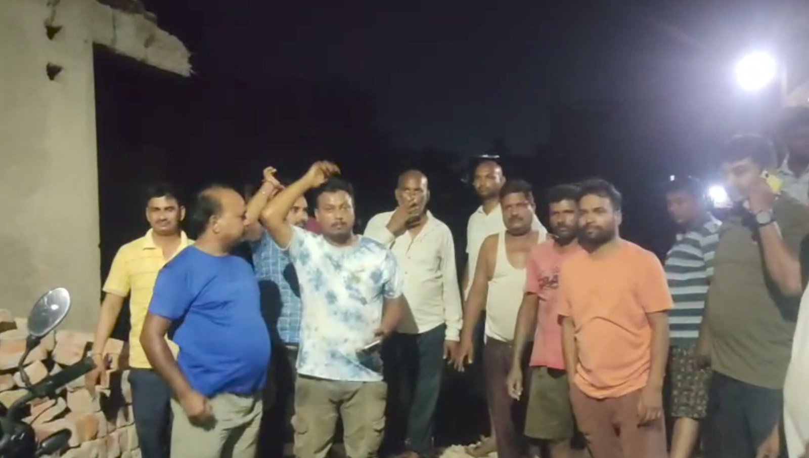गोड़धोइया नाले का पानी घरों मे घुसने पर लोगों ने किया हंगामा, विवाद की सूचना पर पहुंचे जल निगम के इंजीनियर, कराया शांत